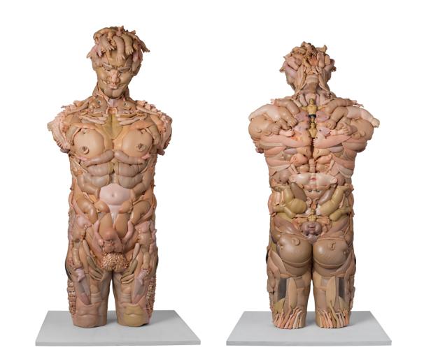 Eine Skulptur eines männlichen Torsos, geformt aus Babykörperteilen.