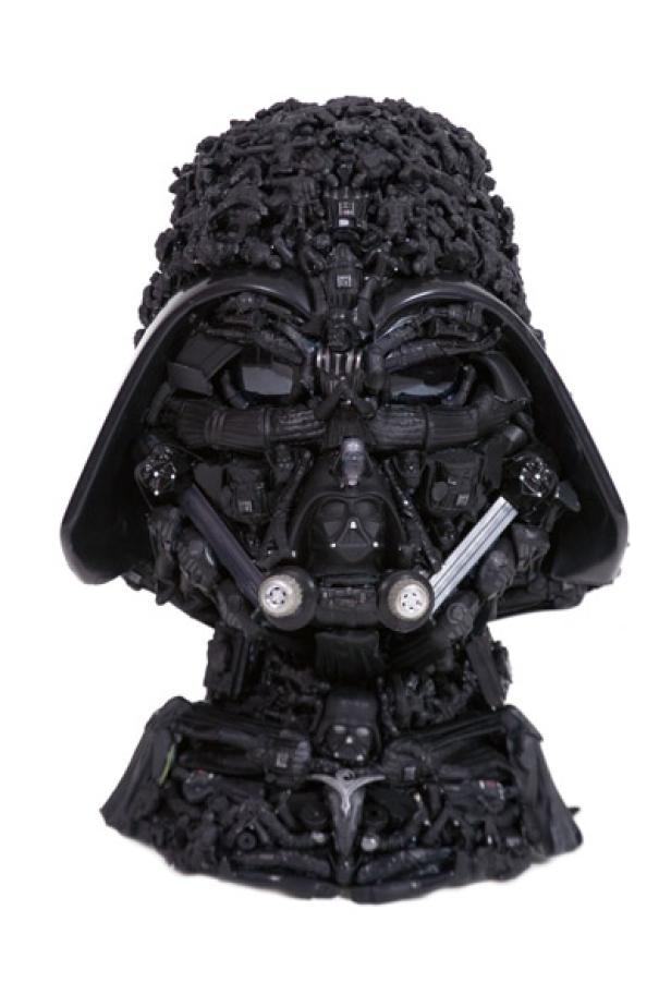 Der Kopf von Darth Vader, geformt aus vielen kleinen schwarzen Figuren.