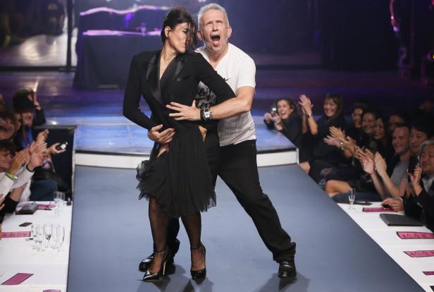 Jean-Paul Gaultier umarmt ein Model auf dem Laufsteg.