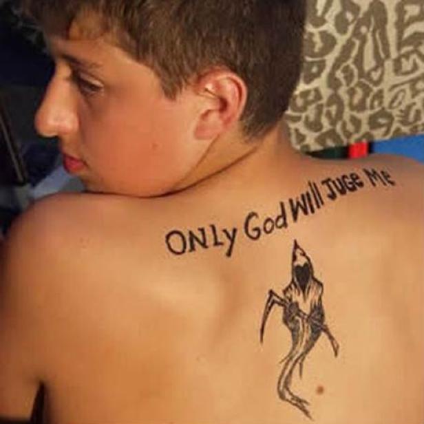 Auf dem Rücken eines Jungen sind ein Tattoo des Sensenmanns und der Schriftzug „Only God Will Judge Me“ zu sehen.