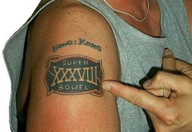 Ein Mann zeigt auf sein Tattoo mit der Aufschrift „Super Bowel XXXVIII“ und „Hong Kong“.