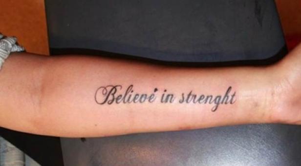 Ein Unterarm mit einem Tattoo, das „Believe in strenght“ (Glaube an Stärke) zeigt.
