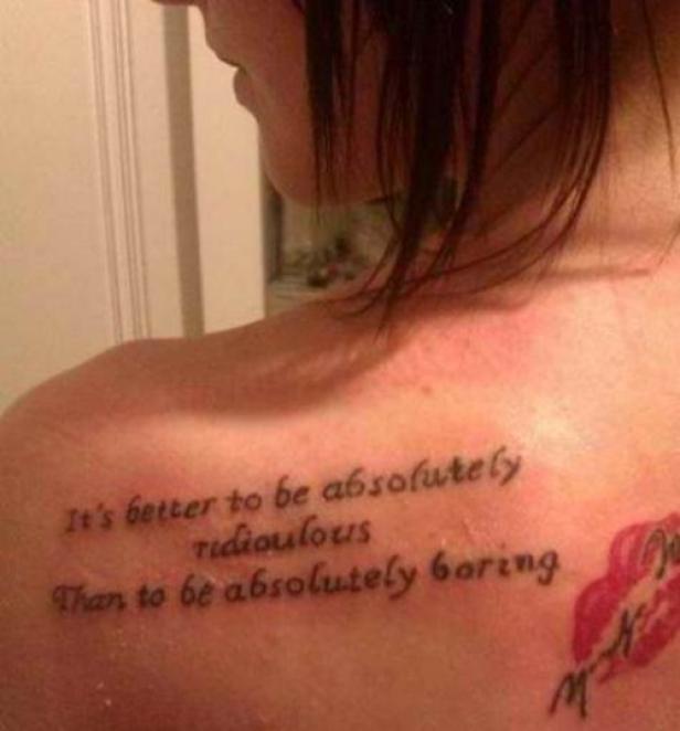 Eine Frau hat ein Tattoo mit dem Schriftzug „It's better to be absolutely ridiculous than to be absolutely boring“ auf ihrer Schulter.