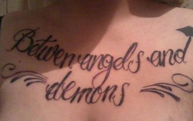 Ein Tattoo auf der Brust mit der Aufschrift „Between angels and demons“.