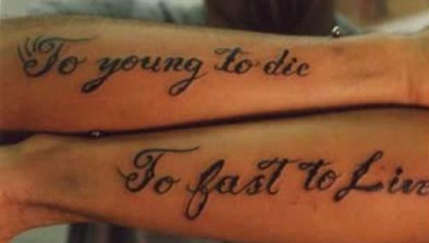 Auf zwei Unterarmen sind die Tattoos „To young to die“ und „To fast to live“ zu sehen.