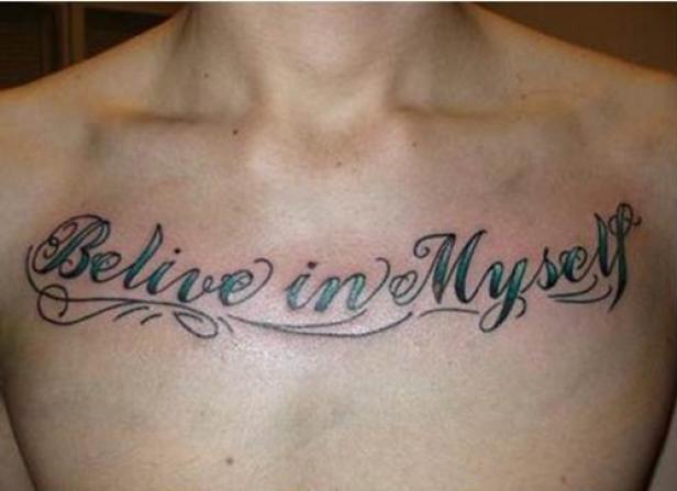 Ein Tattoo mit der Aufschrift „Believe in Myself“ auf der Brust einer Person.