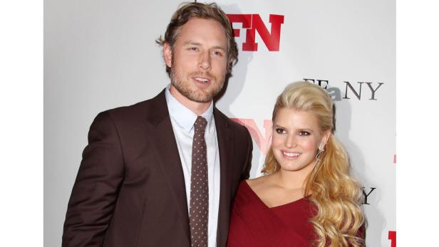 Jessica Simpson posiert mit ihrem Ehemann Eric Johnson auf dem roten Teppich.