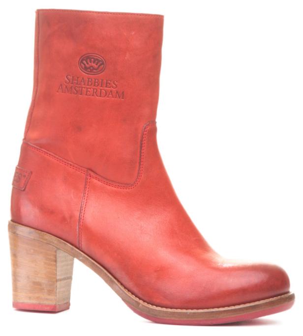 Ein roter Lederstiefel der Marke „Shabbies Amsterdam“ mit Absatz.