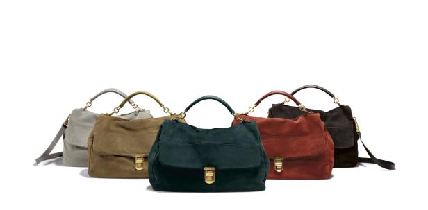 Fünf Wildledertaschen in verschiedenen Farben stehen nebeneinander.