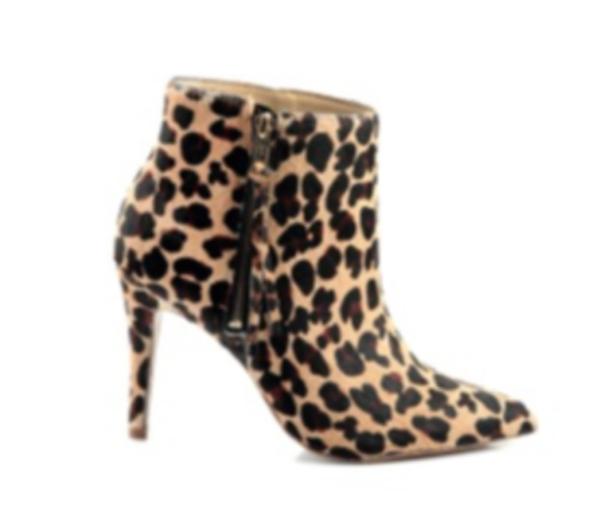 Ein hochhackiger Stiefelette mit Leopardenmuster vor einem weißen Hintergrund.