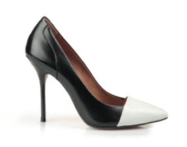 Ein schwarz-weißer High Heel vor einem weißen Hintergrund.