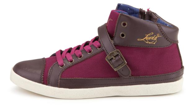 Ein burgunderroter Levi's High-Top-Sneaker mit braunen Lederakzenten und Schnalle.