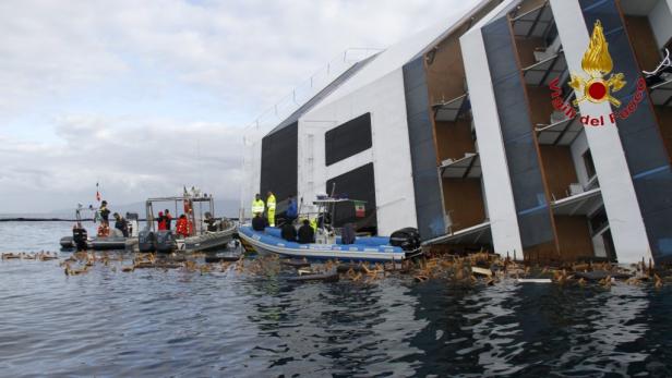 Das havarierte Kreuzfahrtschiff Costa Concordia liegt vor der Küste von Giglio im Wasser.