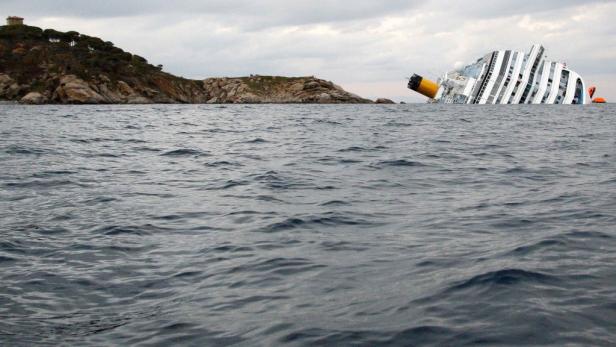 Die Costa Concordia liegt teilweise versunken vor der Küste der Insel Giglio.