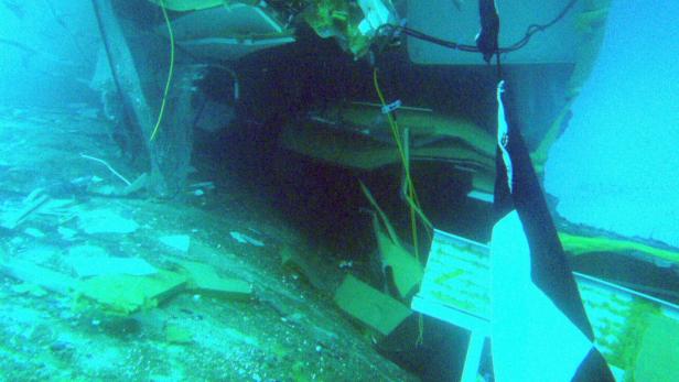 Das Innere eines zerstörten Gebäudes unter Wasser.