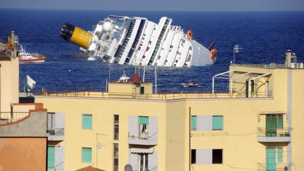 Die „Costa Concordia“ liegt nach dem Unglück vor der Küste der Insel Giglio im Wasser.