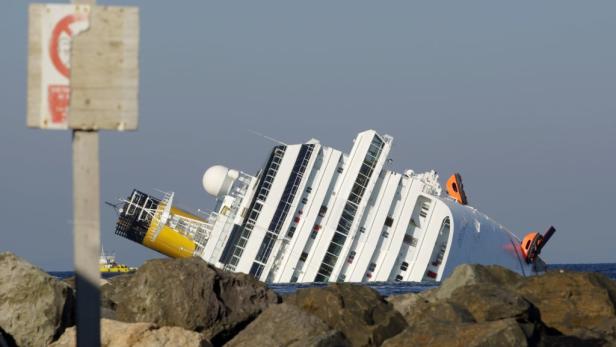 Die Costa Concordia liegt nach dem Kentern vor der Küste im Wasser.