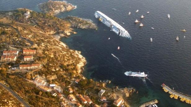 Das havarierte Kreuzfahrtschiff Costa Concordia liegt vor der Küste der Insel Giglio.