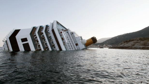 Das havarierte Kreuzfahrtschiff Costa Concordia liegt vor der Küste von Giglio im Wasser.