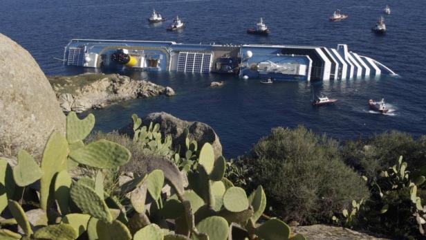 Die „Costa Concordia“ liegt nach dem Unglück vor der Küste der Insel Giglio im Wasser.