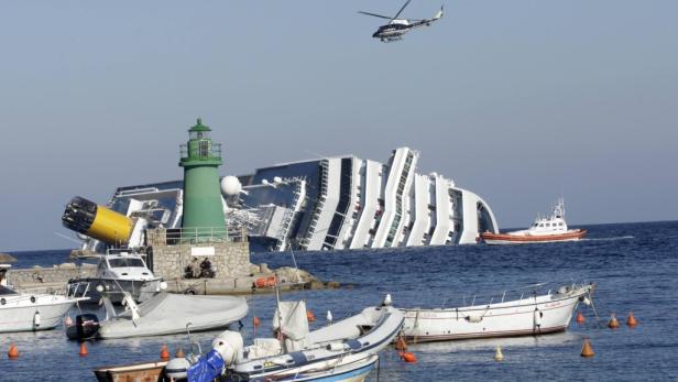 Die Costa Concordia liegt nach dem Unglück vor der Küste der Insel Giglio auf der Seite.