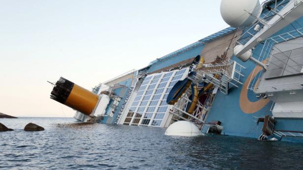 Die „Costa Concordia“ liegt nach dem Unglück teilweise im Wasser.