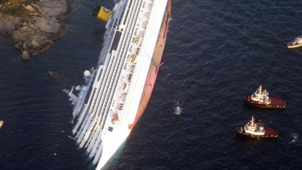 Die Costa Concordia liegt nach dem Kentern vor der Küste der Insel Giglio.
