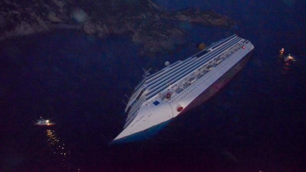 Die gekenterte Costa Concordia liegt vor der Küste im Wasser.