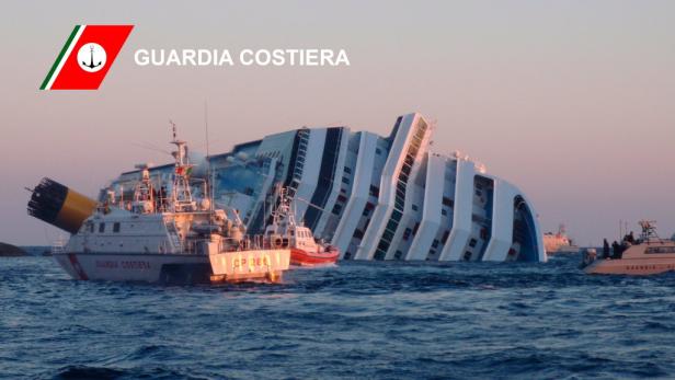 Die Costa Concordia liegt nach dem Kentern vor der Küste der Toskana.