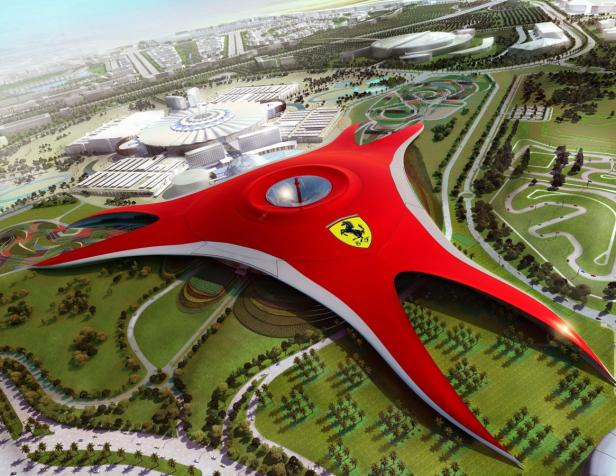 Luftaufnahme der Ferrari World in Abu Dhabi mit dem markanten roten Dach.