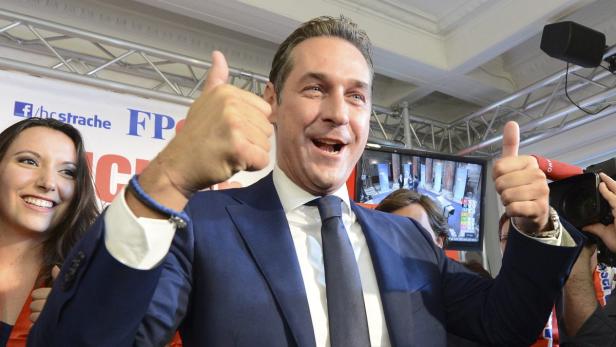 Heinz-Christian Strache gibt bei einer Veranstaltung der FPÖ die Daumen nach oben.