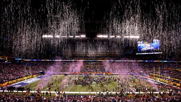 Konfetti fällt auf das Spielfeld, während die New York Giants ihren Super Bowl-Sieg feiern.