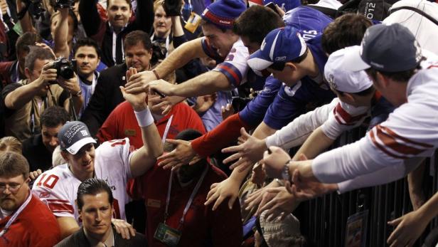 Eli Manning gibt Fans nach dem Super Bowl Autogramme.