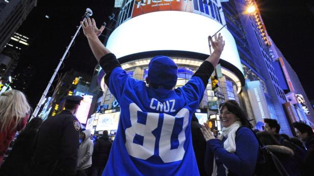 Ein Mann mit einem „Cruz 80“-Trikot jubelt auf dem Times Square in New York.