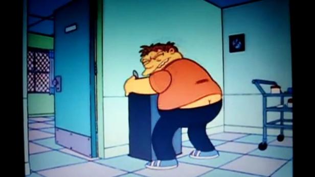 Barney Gumble aus „Die Simpsons“ bedient einen Wasserspender in einem Krankenhausflur.