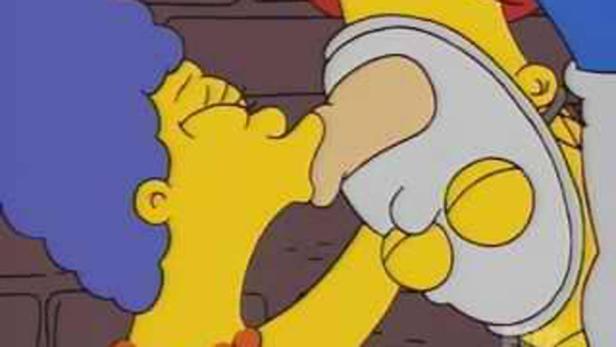 Marge und Homer Simpson küssen sich.