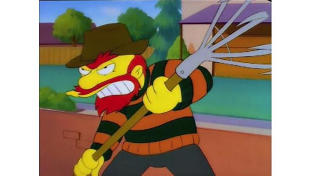 Eine Simpsons-Figur, die wie Freddy Krueger mit einer Harke aussieht.