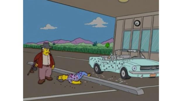 Ein Gangster steht mit einer Tommy Gun neben einer Leiche und einem durchlöcherten Auto.