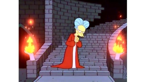 Mr. Burns steht auf einer Steintreppe, die von Fackeln beleuchtet wird.