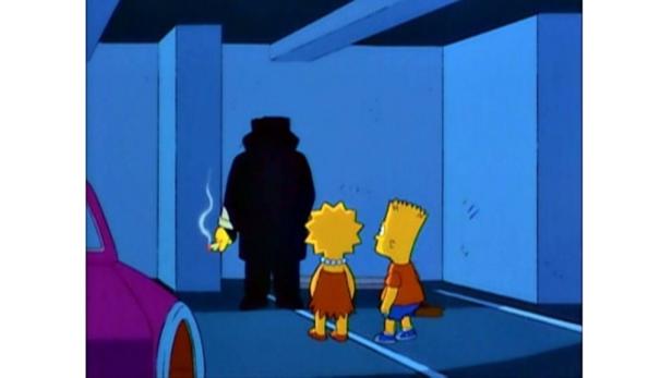 Lisa und Bart Simpson stehen vor einem Mann im Trenchcoat, der eine Zigarette raucht.