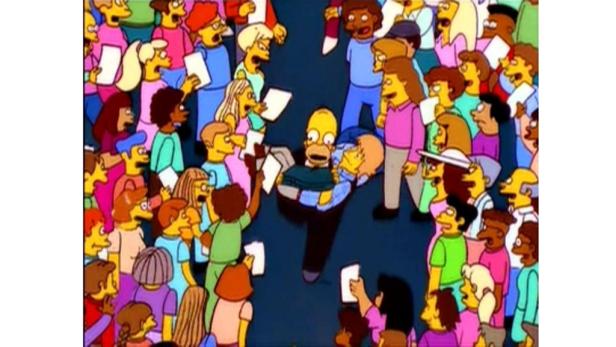 Homer Simpson wird von einer wütenden Menschenmenge mit Fackeln und Mistgabeln umringt.
