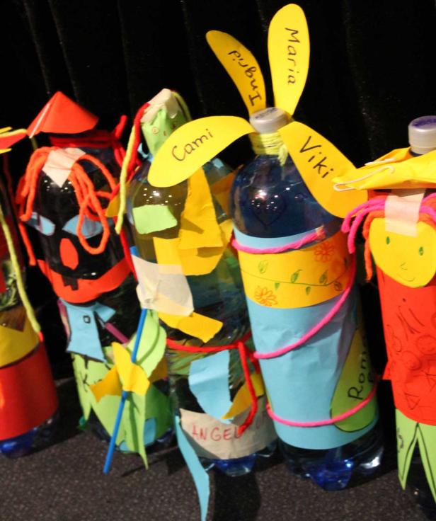 Kreative, recycelte Puppen, verziert mit Papier und den Namen von Kindern.