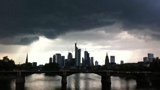 Dramatischer Himmel über der Skyline von Frankfurt am Main.