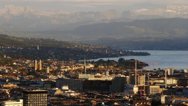 Die Druckerei ist in Zürich beheimatet Ein Panoramablick auf Zürich mit dem Zürichsee und den Alpen im Hintergrund.