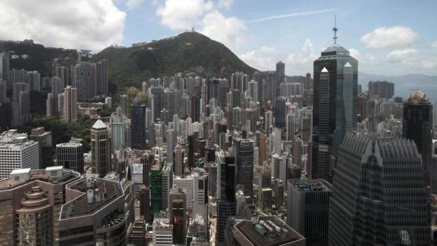 Blick auf die Skyline von Hongkong mit dem Victoria Peak im Hintergrund.