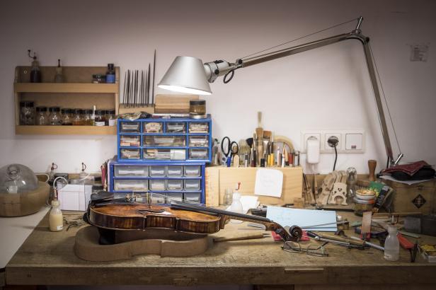 In der Werkstatt des Geigenbauers