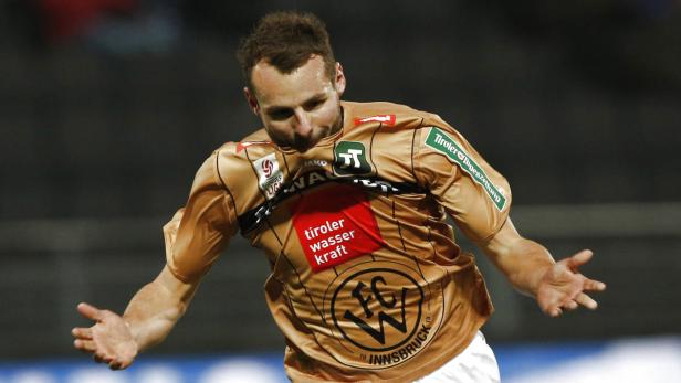 Ein Fußballspieler des FC Wacker Innsbruck in Aktion.