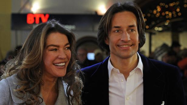 Simone Thomalla und Silvio Heinevetter lächeln auf einer Veranstaltung.