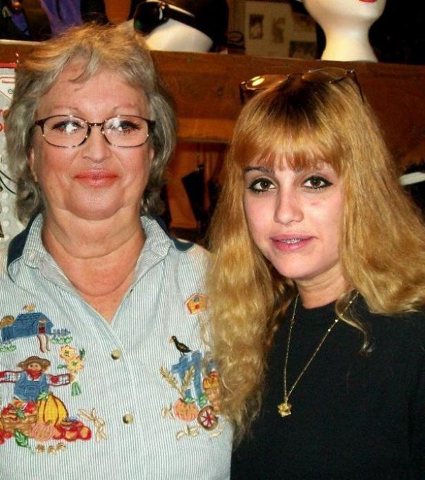 Zwei Frauen posieren nebeneinander für ein Foto.