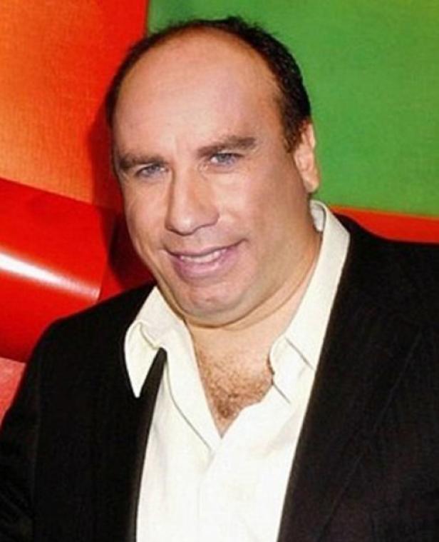 Porträt von John Travolta in einem schwarzen Anzug und einem weißen Hemd.